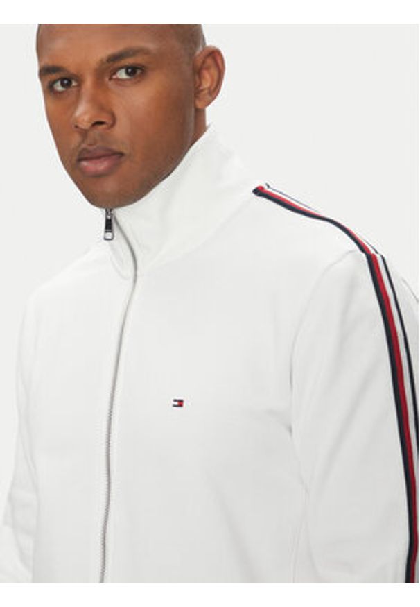 TOMMY HILFIGER - Tommy Hilfiger Bluza Global Stripe MW0MW38686 Biały Regular Fit. Kolor: biały. Materiał: bawełna