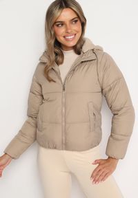 Born2be - Jasnobeżowa Pikowana Kurtka w Stylu Bomberki z Kapturem Mivuna. Okazja: na co dzień. Typ kołnierza: kaptur. Kolor: beżowy. Materiał: jeans. Długość: krótkie. Styl: casual #1