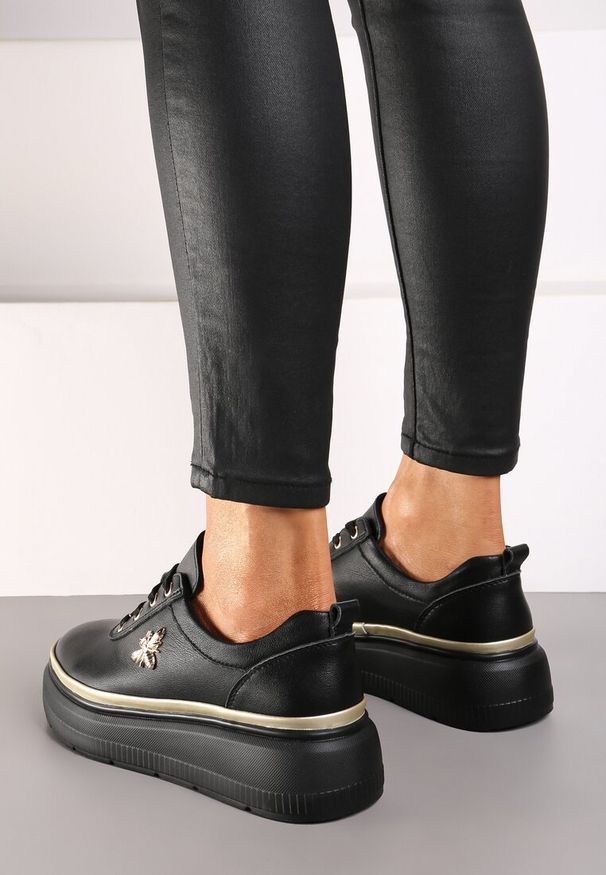 Renee - Czarne Sneakersy ze Skóry Naturalnej na Platformie Ozdobione Metaliczną Aplikacją Nerinae. Kolor: czarny. Materiał: skóra. Wzór: aplikacja. Obcas: na platformie