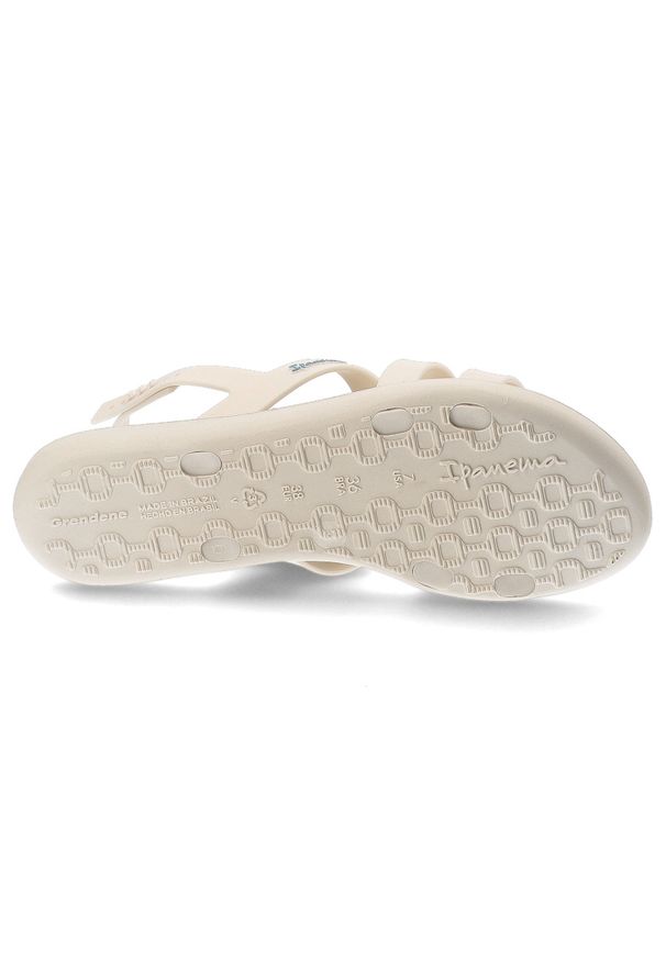 Beżowe Sandały Ipanema Modne Obuwie Damskie. Okazja: na co dzień, na plażę, na spacer. Nosek buta: otwarty. Zapięcie: pasek. Kolor: beżowy. Materiał: syntetyk, materiał. Wzór: paski. Sezon: lato. Styl: casual, elegancki