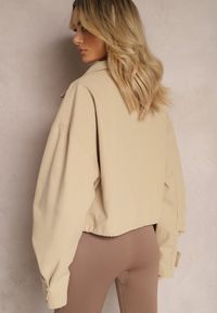 Renee - Beżowa Krótka Kurtka z Luźnymi Rękawami i Paskiem ze Sprzączką przy Dekolcie Inanna. Kolor: beżowy. Materiał: tkanina. Długość: krótkie #4