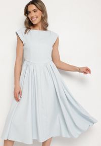 Born2be - Niebieska Rozkloszowana Sukienka Vices z Dekoltem Typu Łódka Milasena. Okazja: na co dzień. Kolor: niebieski. Materiał: jeans. Wzór: aplikacja. Typ sukienki: rozkloszowane. Styl: casual #6