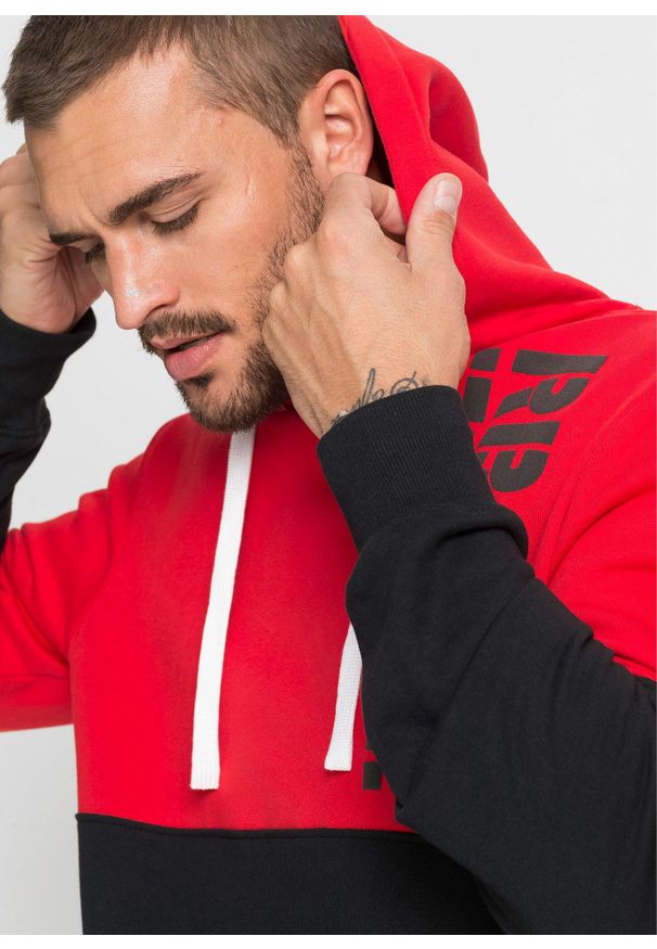 bonprix - Bluza z kapturem Slim Fit. Typ kołnierza: kaptur. Kolor: czarny. Wzór: nadruk. Styl: sportowy