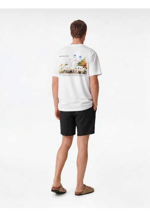 Reserved - T-shirt regular z nadrukiem na plecach - biały. Kolor: biały. Materiał: bawełna, dzianina. Wzór: nadruk