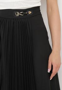 Born2be - Czarna Rozkloszowana Spódnica Midi Plisowana z Klamerką Faelannia. Kolor: czarny. Styl: elegancki