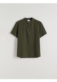 Reserved - Koszula regular ze stójką - oliwkowy. Typ kołnierza: kołnierzyk stójkowy. Kolor: oliwkowy. Materiał: bawełna