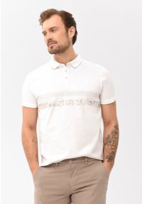 Volcano - Polo z nadrukiem O-STEV. Okazja: na co dzień. Typ kołnierza: polo. Kolor: biały. Materiał: prążkowany, bawełna, materiał. Długość rękawa: krótki rękaw. Długość: krótkie. Wzór: nadruk. Styl: klasyczny, casual #1