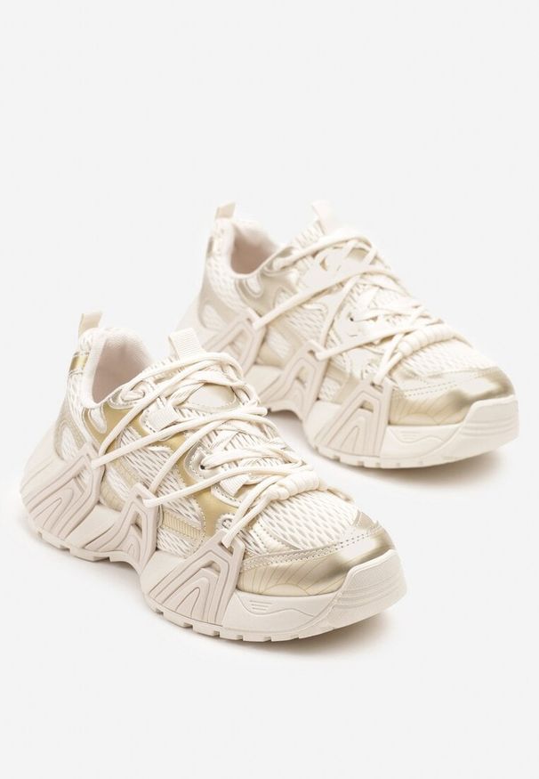 Born2be - Złote Sneakersy z Ozdobnym Sznurowaniem i Tłoczoną Podeszwą Nurilune. Okazja: na co dzień. Kolor: złoty. Materiał: jeans