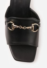 Renee - Czarne Klapki na Słupku z Kwadratowym Noskiem i Elegancką Klamerką Genissa. Okazja: na co dzień. Kolor: czarny. Materiał: len. Obcas: na słupku. Styl: elegancki. Wysokość obcasa: średni #3