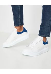 Alexander McQueen - ALEXANDER MCQUEEN - Sneakersy z podeszwą 4 cm. Kolor: biały. Materiał: materiał. Wzór: gładki