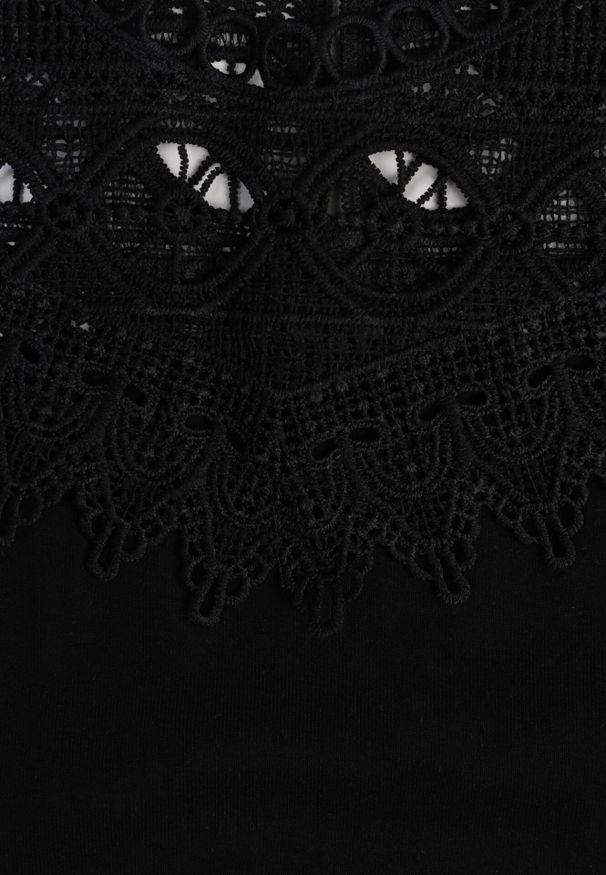 Born2be - Czarny Top z Bawełny Ozdobiony Koronką Liriona. Okazja: na co dzień. Kolor: czarny. Materiał: bawełna, koronka. Wzór: aplikacja, koronka. Styl: elegancki, casual