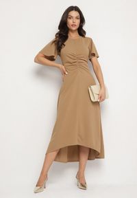 Born2be - Ciemnobeżowa Rozkloszowana Sukienka Ozdobiona Marszczeniem Odallica. Kolor: beżowy. Wzór: aplikacja. Typ sukienki: rozkloszowane. Styl: elegancki #7