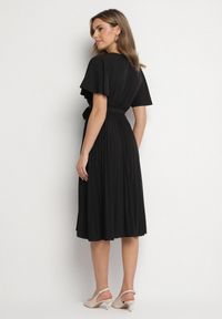 Born2be - Czarna Sukienka Plisowana z Dekoltem w V z Paskiem w Talii Zolseki. Okazja: na co dzień. Kolor: czarny. Styl: casual, klasyczny #6