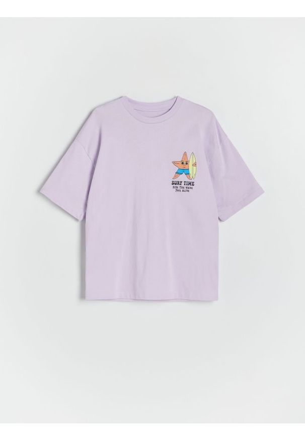 Reserved - T-shirt oversize z nadrukiem - lawendowy. Kolor: fioletowy. Materiał: dzianina, bawełna. Wzór: nadruk