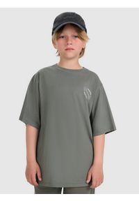 4f - 4F T-shirt oversize z nadrukiem chłopięcy - szary 128 (7-8 lat). Okazja: na co dzień. Kolor: szary. Materiał: jersey, bawełna, materiał. Wzór: nadruk. Sezon: lato. Styl: casual, klasyczny, sportowy #1