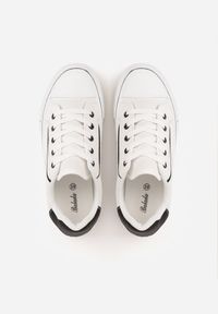 Renee - Biało-Czarne Trampki o Klasycznym Fasonie na Platformie Opheme. Okazja: na spacer, na co dzień. Kolor: biały. Obcas: na platformie. Styl: klasyczny #4