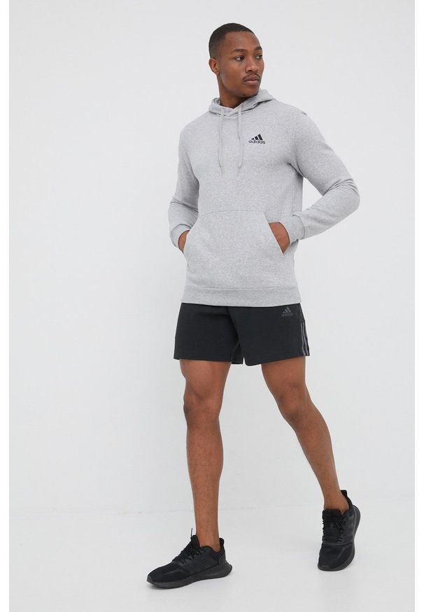 Adidas - adidas bluza męska kolor szary z kapturem z aplikacją. Typ kołnierza: kaptur. Kolor: szary. Materiał: dzianina, poliester, bawełna. Wzór: aplikacja