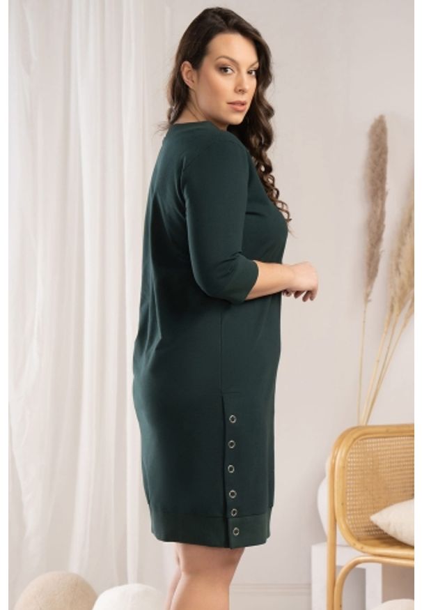 KARKO - Sukienka dresowa z napami po bokach SARA butelkowa zieleń PROMOCJA. Okazja: na co dzień. Kolekcja: plus size. Materiał: dresówka. Typ sukienki: dla puszystych, proste. Styl: casual. Długość: midi