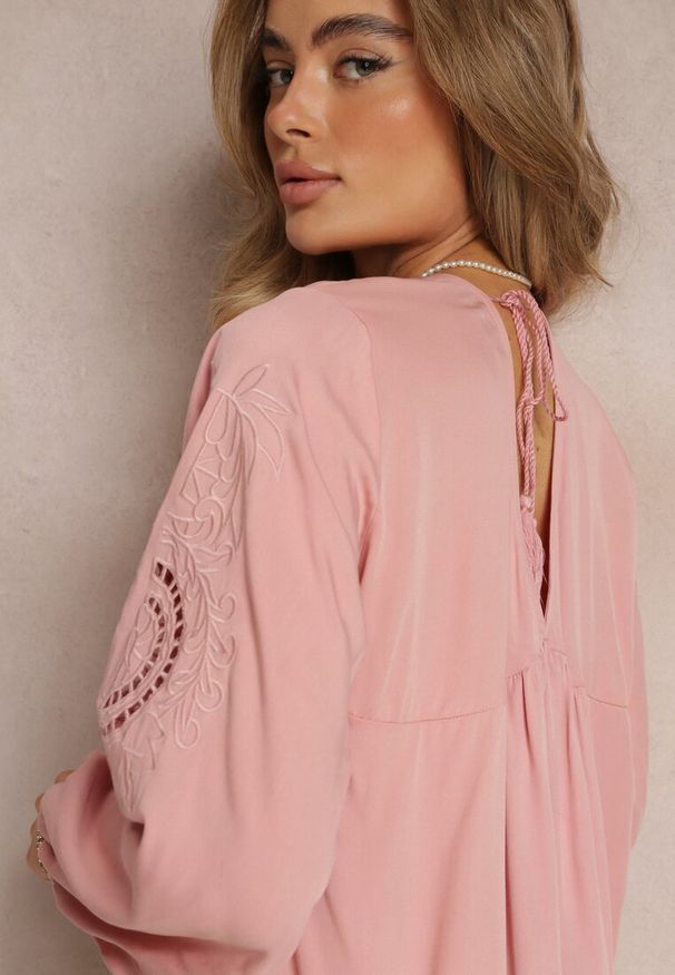 Renee - Różowa Bluzka Wiązana na Plecach z Ażurowym Haftem z Wiskozy Conleia. Kolor: różowy. Materiał: wiskoza. Wzór: ażurowy, haft. Styl: boho
