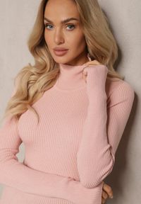 Renee - Jasnoróżowy Dopasowany Golf z Prążkowanej Dzianiny z Wiskozą z Wiązaniem i Wycięciem z Tyłu Voretta. Okazja: na co dzień. Typ kołnierza: golf. Kolor: różowy. Materiał: dzianina, wiskoza, prążkowany. Długość rękawa: długi rękaw. Długość: długie. Styl: casual #5