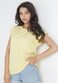 Born2be - Żółty T-shirt Peshahria. Kolor: żółty. Materiał: bawełna. Długość rękawa: krótki rękaw. Długość: krótkie. Wzór: kolorowy. Styl: sportowy #1