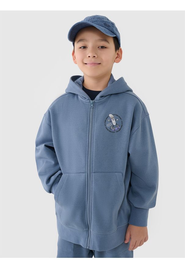 4f - 4F Bluza dresowa rozpinana z kapturem chłopięca - granatowa 122 (6-7 lat). Okazja: na co dzień. Typ kołnierza: kaptur. Kolor: niebieski. Materiał: dresówka. Wzór: ze splotem, nadruk, gładki. Sezon: lato. Styl: sportowy, casual