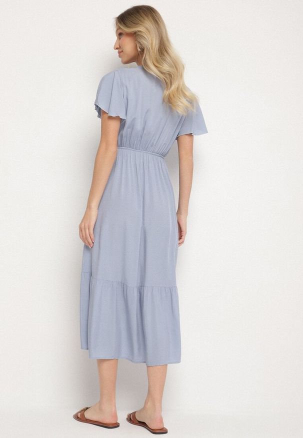 Born2be - Niebieska Bawełniana Sukienka o Rozkloszowanym Kroju z Wiązaniem w Talii Folarina. Okazja: na spacer, na co dzień. Typ kołnierza: dekolt w serek. Kolor: niebieski. Materiał: bawełna. Długość rękawa: krótki rękaw. Typ sukienki: rozkloszowane. Styl: casual, elegancki