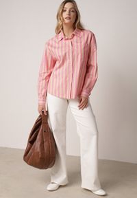 Born2be - Różowa Bawełniana Koszula o Kroju Oversize Ozdobiona Pionowymi Paskami Ulialia. Okazja: na co dzień. Kolor: różowy. Materiał: bawełna. Wzór: aplikacja. Styl: casual, klasyczny #5