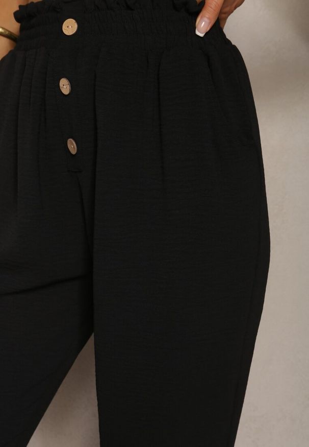 Renee - Czarne Spodnie Typu Paper Bag High Waist z Gumką w Talii Salvavia. Okazja: na co dzień. Stan: podwyższony. Kolor: czarny. Styl: elegancki, casual