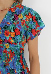 Born2be - Niebieska Sukienka Mini z Szeroką Gumką w Talii i Kopertowym Dekoltem Nevun. Typ kołnierza: dekolt kopertowy. Kolor: niebieski. Materiał: wiskoza. Wzór: kolorowy, aplikacja, kwiaty. Sezon: lato. Typ sukienki: kopertowe. Długość: mini #4