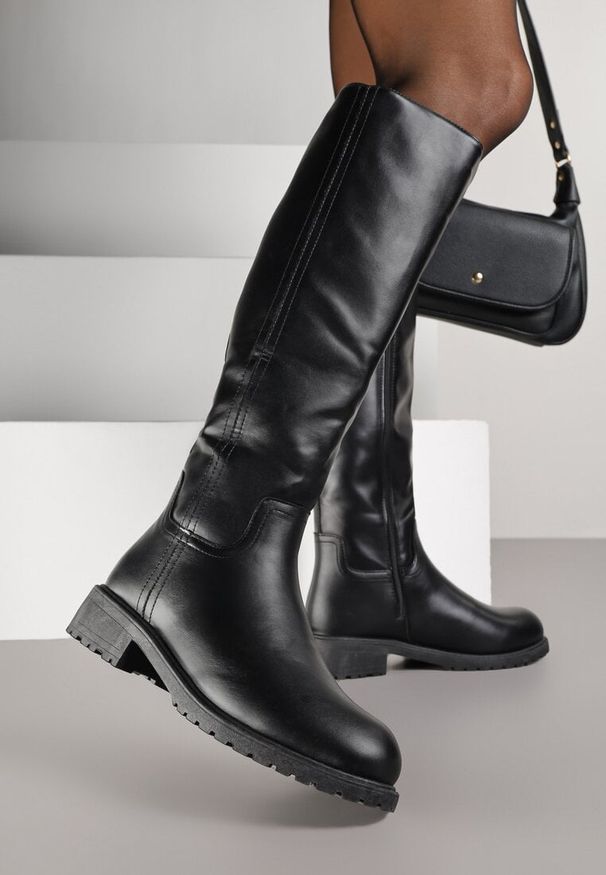 Renee - Czarne Dopasowane Kozaki Vices z Imitacji Skóry w Stylu Basic Lonavie. Okazja: na imprezę, na co dzień. Kolor: czarny. Materiał: skóra. Wzór: aplikacja. Styl: casual