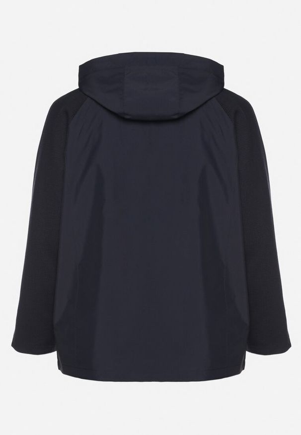 Born2be - Granatowa Kurtka Wiatrówka z Odpinanym Kapturem i Ściągaczami Arseli. Okazja: na spacer, na co dzień. Kolekcja: plus size. Kolor: niebieski. Materiał: poliester, jeans. Długość rękawa: długi rękaw. Długość: długie. Styl: elegancki, casual