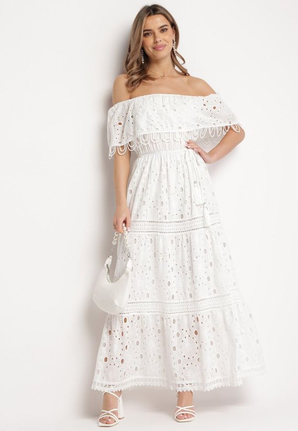 Born2be - Biała Bawełniana Sukienka Maxi w Stylu Boho Ozdobiona Ażurowym Haftem Hellvia. Typ kołnierza: dekolt hiszpanka. Kolor: biały. Materiał: bawełna. Wzór: aplikacja, ażurowy, haft. Typ sukienki: rozkloszowane. Styl: boho. Długość: maxi