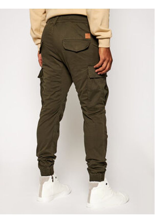 Alpha Industries Joggery Airman 188201 Zielony Tapered Fit. Kolor: zielony. Materiał: bawełna