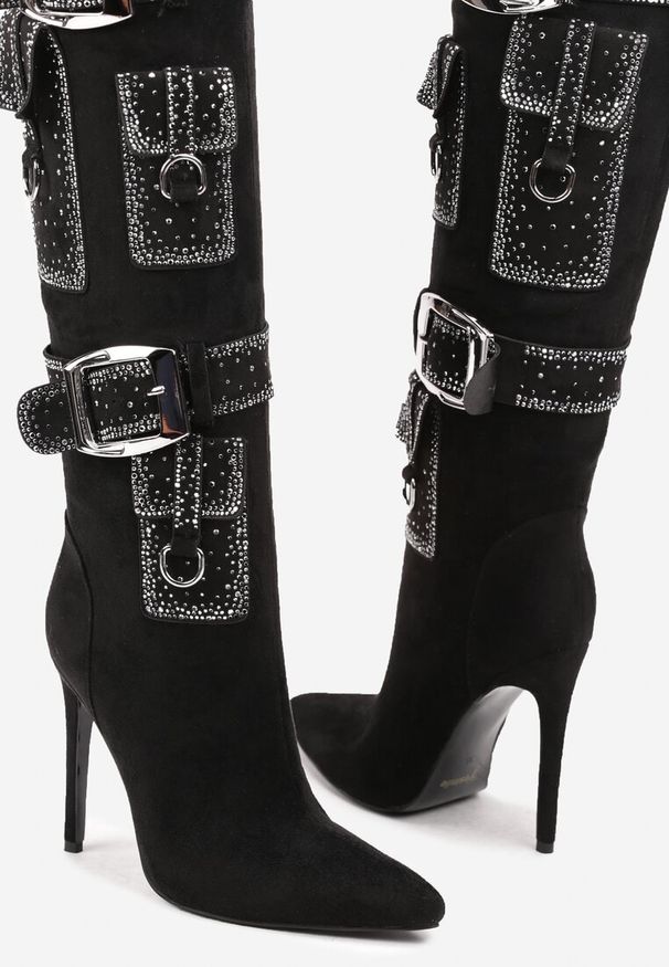 Born2be - Czarne Długie Kozaki na Szpilce z Cyrkoniowym Zdobieniem i Klamrami Ansiva. Okazja: na co dzień. Nosek buta: szpiczasty. Zapięcie: klamry. Kolor: czarny. Szerokość cholewki: normalna. Wzór: aplikacja. Materiał: skóra. Obcas: na szpilce. Styl: casual, wizytowy