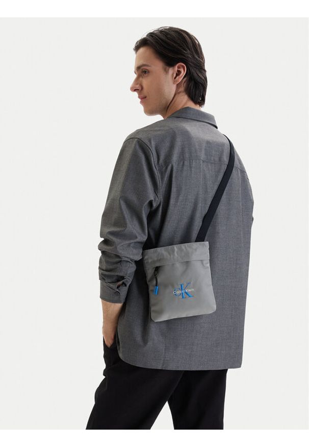 Calvin Klein Saszetka Bold Flatpack LV04D3178G Szary. Kolor: szary. Materiał: materiał