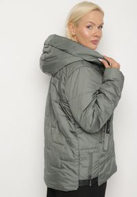 Born2be - Zielona Pikowana Kurtka z Kapturem i Ozdobnymi Suwakami Tulirisa. Okazja: na co dzień. Typ kołnierza: kaptur. Kolekcja: plus size. Kolor: zielony. Materiał: jeans. Styl: sportowy, casual