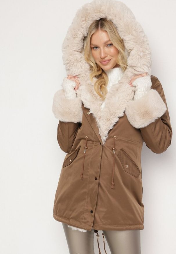 Born2be - Beżowo-Brązowa Kurtka Parka z Kapturem i Odpinanymi Futerkowymi Zdobieniami Inessara. Okazja: na co dzień. Typ kołnierza: kaptur. Kolor: beżowy. Materiał: skóra. Wzór: aplikacja. Styl: casual, elegancki