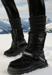 Born2be - Czarne Lakierowane Śniegowce z Ozdobnymi Taśmami Eraclio. Okazja: na co dzień. Kolor: czarny. Materiał: lakier. Wzór: aplikacja. Sezon: zima. Styl: casual, elegancki #1