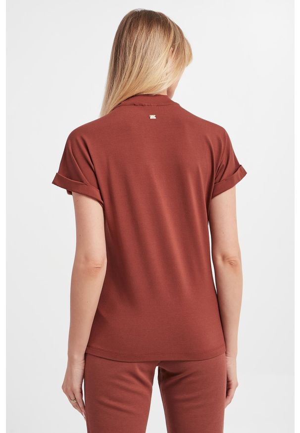 T-shirt damski ze stójką JOOP!. Typ kołnierza: kołnierzyk stójkowy