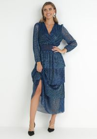 Born2be - Granatowa Sukienka Błyszcząca z Falbanami i Gumką w Pasie Limite. Okazja: na spacer, na co dzień, na spotkanie biznesowe. Typ kołnierza: dekolt kopertowy, dekolt w kształcie V. Kolor: niebieski. Wzór: aplikacja. Typ sukienki: kopertowe. Styl: casual, biznesowy #1