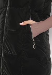 Born2be - Czarna Kamizelka o Długim Fasonie z Pikowaniem i Kapturem Kerenisa. Kolor: czarny. Długość: długie #2