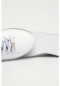 TOMMY HILFIGER - Tommy Hilfiger - Buty. Nosek buta: okrągły. Zapięcie: sznurówki. Kolor: biały. Materiał: syntetyk, materiał, skóra ekologiczna, guma. Szerokość cholewki: normalna. Obcas: na obcasie. Wysokość obcasa: średni #2