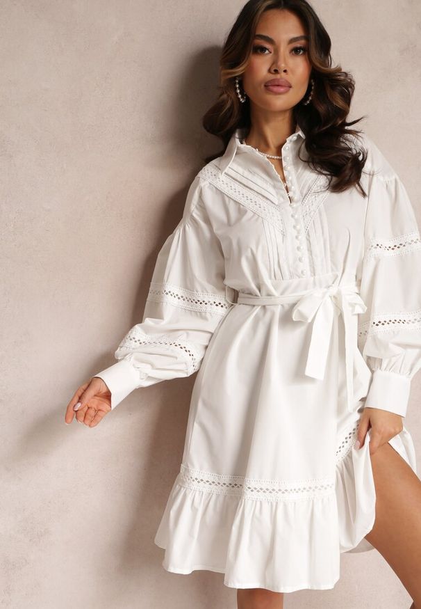 Renee - Biała Koszulowa Sukienka z Perłowymi Guzikami i Koronkowymi Wstawkami Shyanne. Kolor: biały. Materiał: koronka. Typ sukienki: koszulowe. Styl: vintage. Długość: midi