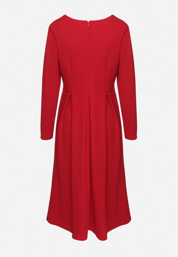 Born2be - Czerwona Rozkloszowana Sukienka Wieczorowa ze Szpiczastym Dekoltem Temithiel. Okazja: na co dzień. Kolor: czerwony. Materiał: jeans. Wzór: aplikacja. Typ sukienki: proste. Styl: wizytowy