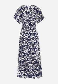 Born2be - Niebieska Sukienka z Wiskozy w Abstrakcyjny Wzór Faledira. Okazja: na co dzień. Typ kołnierza: dekolt w serek. Kolor: niebieski. Materiał: wiskoza. Długość rękawa: krótki rękaw. Typ sukienki: proste. Styl: casual, klasyczny #5