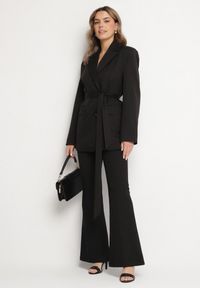 Born2be - Czarna Jednorzędowa Marynarka z Paskiem i Usztywnionymi Ramionami Diomella. Okazja: na co dzień. Kolor: czarny. Materiał: jeans. Styl: elegancki, casual