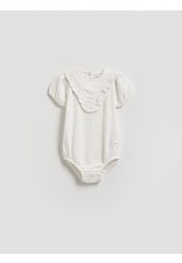 Reserved - Body z falbaną - biały. Kolor: biały. Materiał: dzianina, bawełna #1
