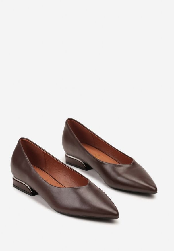 Born2be - Brązowe Czółenka Vices ze Skórzaną Wkładką Zdobione Metaliczną Aplikacją Daisse. Okazja: do pracy, na wesele, na spotkanie biznesowe, na co dzień, na ślub cywilny. Kolor: brązowy. Materiał: skóra. Wzór: aplikacja. Obcas: na obcasie. Styl: klasyczny, biznesowy, casual, wizytowy, glamour. Wysokość obcasa: niski