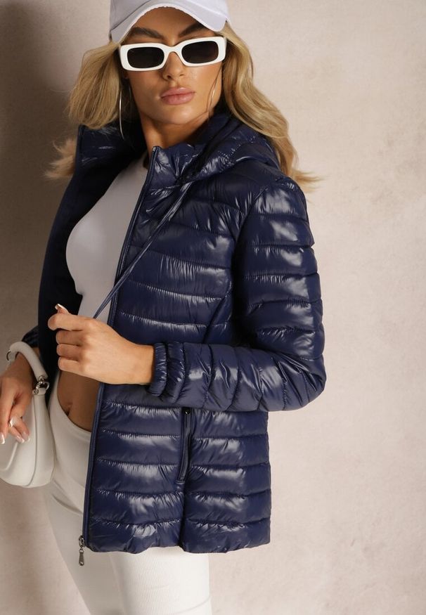 Renee - Granatowa Pikowana Kurtka z Odpinanym Kapturem Telianna. Kolor: niebieski. Styl: elegancki